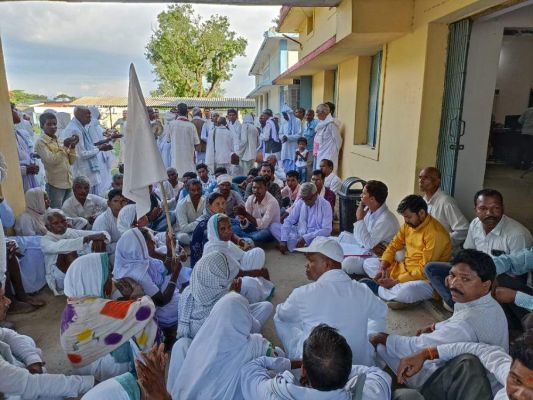आत्मानंद स्कूल गोविंदपुर की जगह डांडकरवां में, विरोध में एसडीएम कार्यालय घेरा