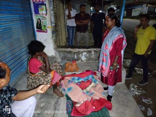 4 दिन से भटक रही आदिवासी महिला व बच्चों की थाना प्रभारी ने की मदद