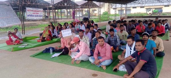 स्थानीय अतिथि शिक्षकों की बेमुद्दत हड़ताल जारी