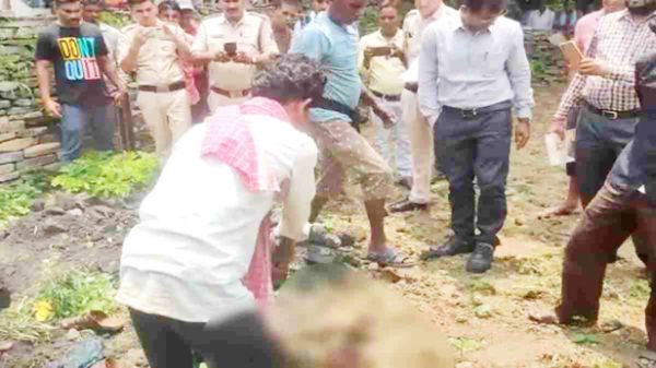 बुजुर्ग पिता की हत्या की, शौचालय के लिए बने गड्ढे में दफनाया, गिरफ्तार