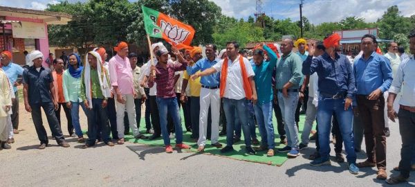 खाद की किल्लत व शक्कर फैक्ट्री से गन्ना का बकाया भुगतान नहीं, भाजपाईयों ने दिया धरना, चक्काजाम