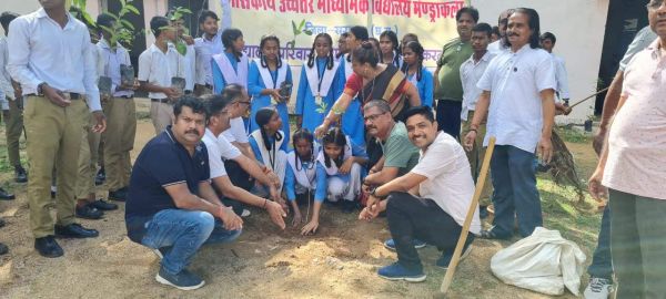 एनसीसी के पूर्व छात्र सैनिकों ने रोपे पौधे, सुरक्षा का संकल्प