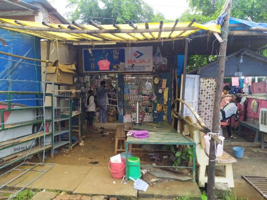 घड़ी-मोबाइल दुकान में चोरी    