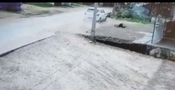 देखें VIDEO :  सडक़ किनारे खड़ी बुजुर्ग को तेज रफ्तार कार ने रौंदा, मौत, सीसीटीवी फुटेज सामने आया