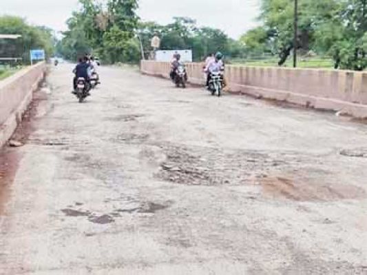 मरम्मत के अभाव में बलौदाबाजार-रायपुर सडक़ पर दुर्घटना की आशंका
