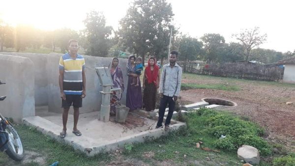 2 वर्ष से हैंडपंप खराब, डेढ़ किलोमीटर पैदल लेने जाना पड़ता है पानी