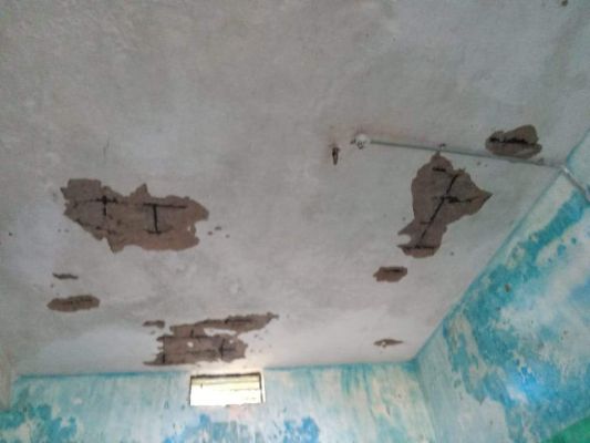 विद्यालय का छज्जा जर्जर, हादसे की आशंका