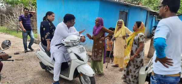 स्कूटी में सवार हो विधायक दे रहे में घर-घर दस्तक