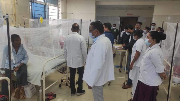 मेकाज अधीक्षक डेंगू मरीजों से मिल पूछ रहे हालचाल, दिया जा रहा है मच्छरदानी
