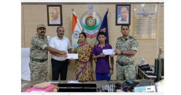 5-5 लाख के ईनामी नक्सल दंपत्ति का समर्पण