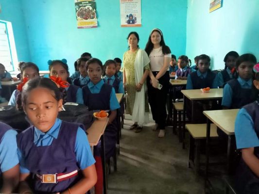 जरूरतमंद बच्चों को सामग्री वितरित