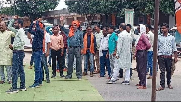 डाँडक़रवा में आत्मानंद स्कूल यथावत रखने की मांग, एसडीएम को ज्ञापन