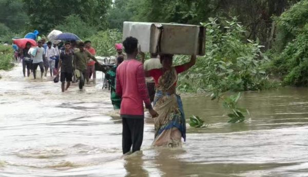 गोदावरी उफान पर, छत्तीसगढ़ का तेलंगाना से टूटा संपर्क  