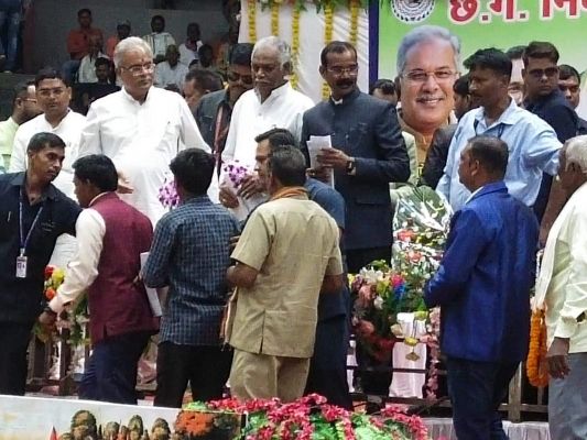 निषाद समाज ने भूखंड व भवन के संबंध में सीएम के नाम मांग पत्र सौंपा