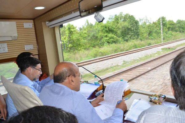 रेलवे बोर्ड चेयरमेन ने कोरबा आकर भी मिलने का समय नहीं दिया, नाराज विधायक कंवर पटरी पर कुर्सी लगाकर बैठ गए