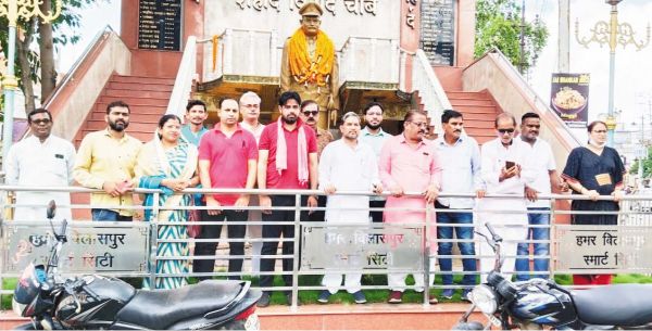  शहीद चौबे की प्रतिमा पर माल्यार्पण कर योगदान का स्मरण किया कांग्रेस ने