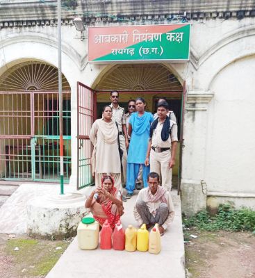 महुआ शराब के साथ दो पकड़ाए