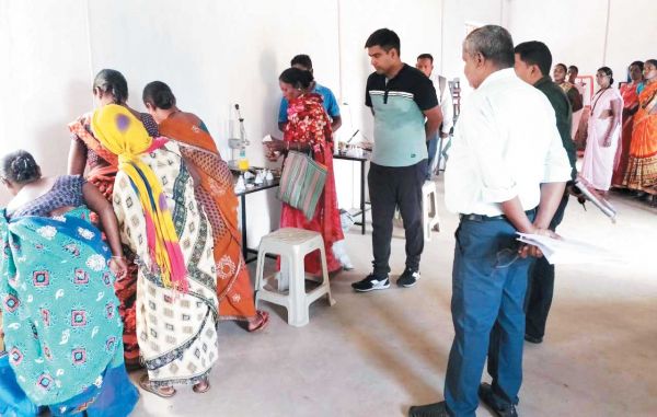 समूह की महिलाओं को अच्छे से काम करने किया प्रोत्साहित