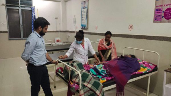 दशगात्र से लौटते पिकअप पलटी, 14 घायल