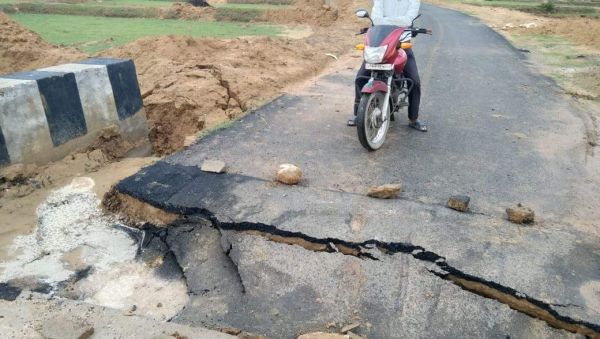 पहली बारिश में जगह-जगह धंस गई सडक़, टूटी भी खेत में मिट्टी छोड़ गए, अब खेती में आ रही परेशानी