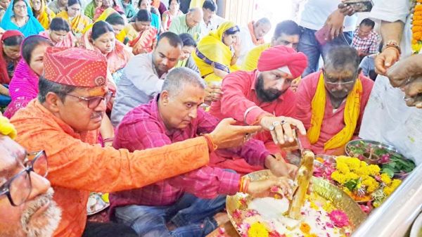 गुरू पूर्णिमा पर कई आयोजन, मंदिरों-आश्रमों में भीड़