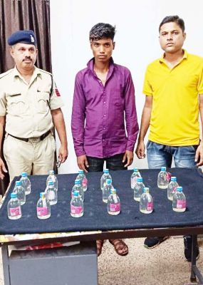 शराब पीने-पिलाने वालों पर पुलिस ने की कार्रवाई