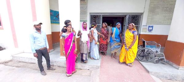 शासन के अतिरिक्त चावल से हितग्राही वंचित,   महिलाओं ने कलेक्टर से की शिकायत