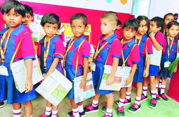 स्कूली बच्चों ने सीखा पेपर से कैरी बैग बनाना