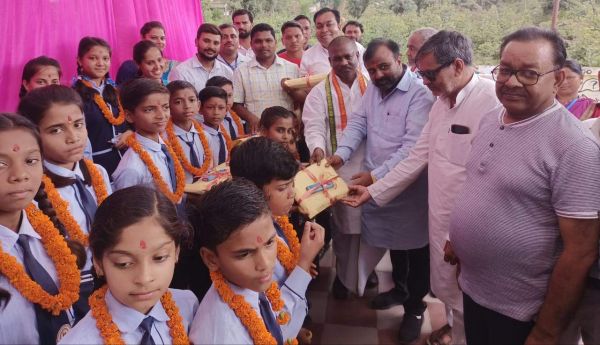 स्वामी आत्मानंद स्कूल में प्रवेश उत्सव