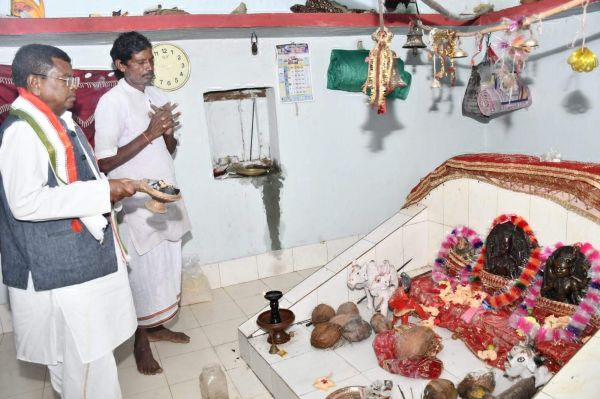 मंत्री लखमा ने माई का दर्शन कर लिया आशीर्वाद