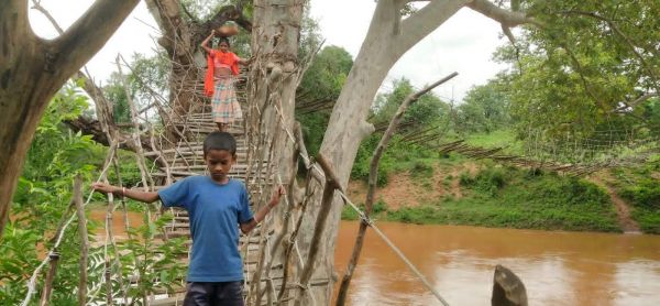 जुगाड़ के पुल से आवागमन करने की मजबूरी, बुनियादी सुविधाओं की कमी