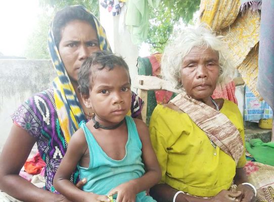 बेटी और नाती के साथ 3 साल से प्रतीक्षालय में मौसम की मार झेल रही वृद्धा