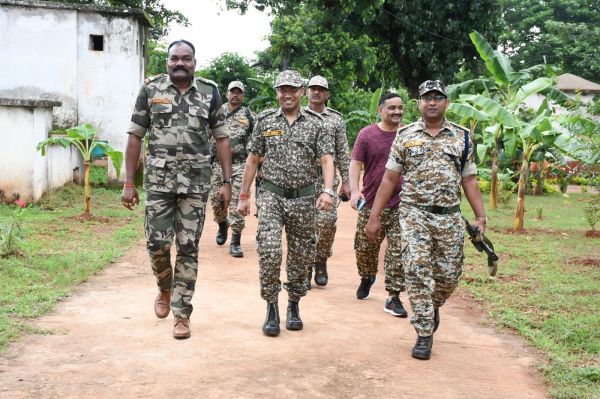 प्रभार सम्हालने के दूसरे दिन बरसते बारिश में एसपी का 30 किमी का सफर