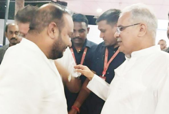 शपथ के बाद नीलम को मिला सीएम का आशीर्वाद