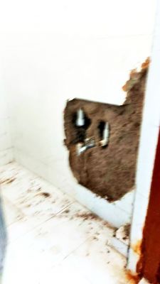 टपकता पानी, दरारें, खुले में बिजली तार, टूटे दरवाजे, सीपेज, उखड़ती टाईल्स, झड़ता प्लास्टर...
