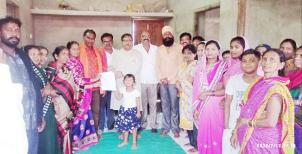 राष्ट्रपति उम्मीदवार द्रौपदी मुर्मू के पक्ष में मतदान करने महिलाओं ने चलाया हस्ताक्षर अभियान