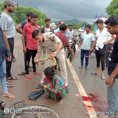 साइकिल से राशन लेने जा रहे बैगा दंपत्ति को बाइक ने मारी टक्कर