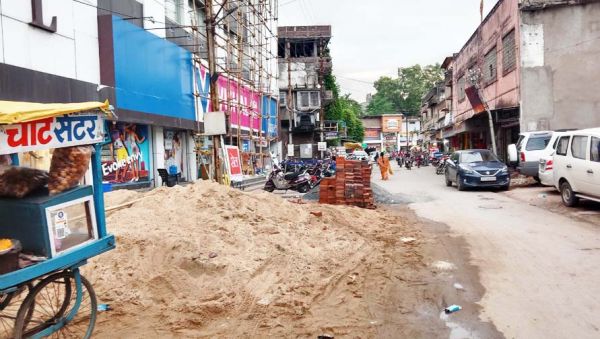 बिना पार्किंग व्यवस्था के चल रहा मार्ट, वाहनों की लग जाती है लंबी कतार