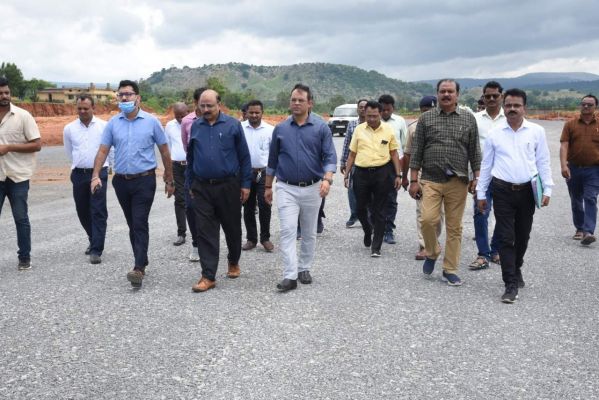कलेक्टर ने किया दरिमा एयरपोर्ट उन्नयन कार्य का निरीक्षण
