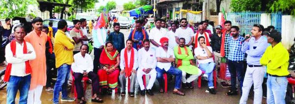 सहकारी समितियों में खाद की किल्लत, भाजपाइयों ने किसानों संग किया चक्काजाम, धरना-प्रदर्शन, सौंपा ज्ञापन