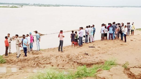 महानदी में बहे 2 युवक, एक की लाश मिली, दूसरे की तलाश जारी