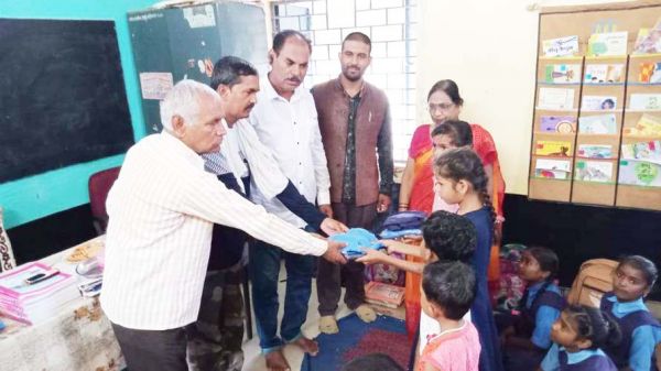 शाला प्रवेशोत्सव, नवप्रवेशी बच्चों को किताबें व यूनिफार्म वितरण