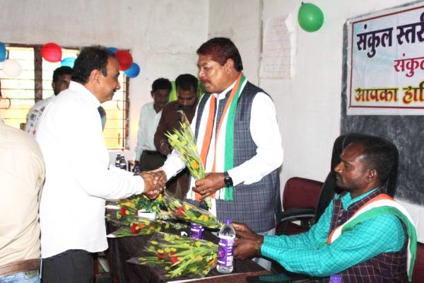 विधायक चंदन के हाथों हुआ बच्चों का तिलक