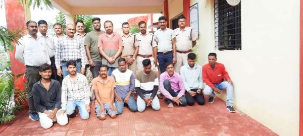 सट्टा लिखते 8 गिरफ्तार