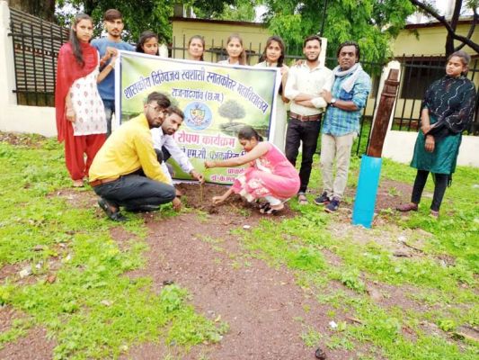 दिग्विजय कॉलेज के विद्यार्थियों ने रोपे पौधे