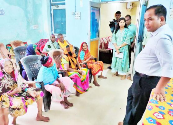 कलेक्टर ने हथकरघा कार्यालय, वृद्धाश्रम का किया औचक निरीक्षण