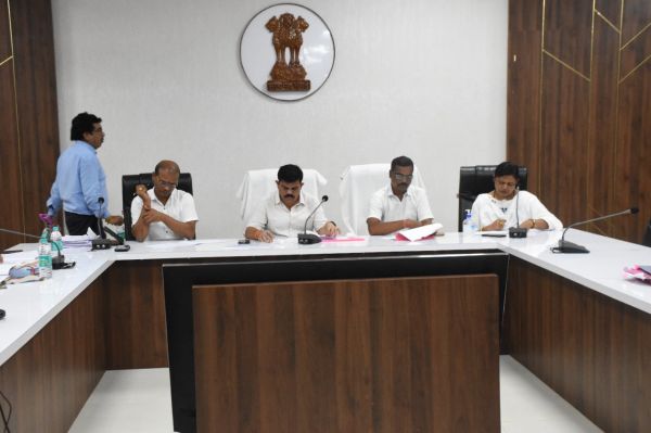 विकास कार्यों की गुणवत्ता के लिए आपसी समन्वय से कार्यों की समीक्षा करें-विक्रम