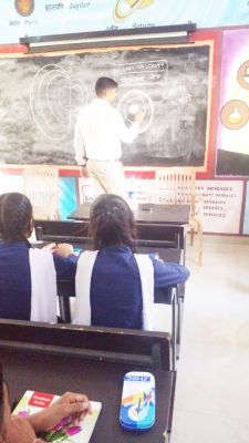आयुक्त ने पढ़ाया गुरूत्वाकर्षण का पाठ