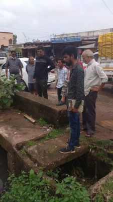 बारिश के बीच आयुक्त ने वार्डों की सफाई कार्यों का किया मुआयना