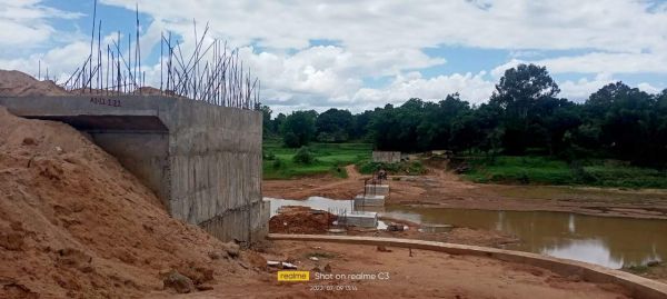 पुल निर्माण टेंडर की पूर्णता तिथि बीत जाने के बाद भी अधूरा